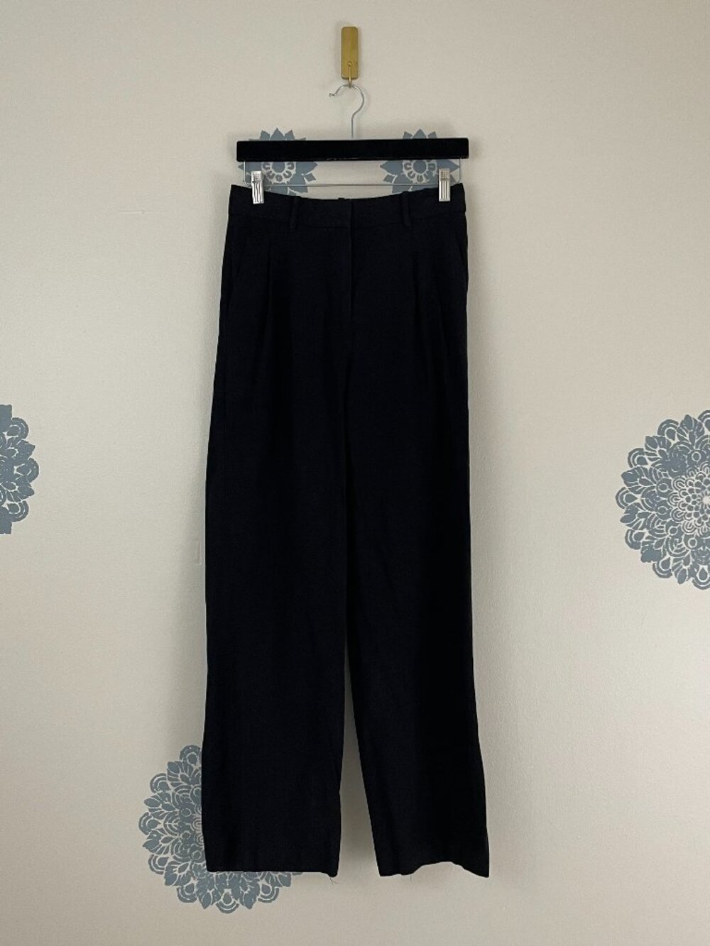 Aritzia The Effortless High Rise Wide Leg Pleated Pants in Black Size 6